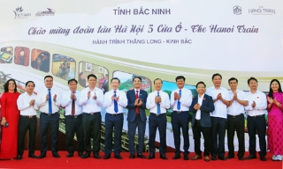 Phó Chủ tịch Thường trực UBND tỉnh Mai Sơn đón đoàn khách đầu tiên của tàu du lịch "Hà Nội 5 cửa ô" đến thăm Đền Đô